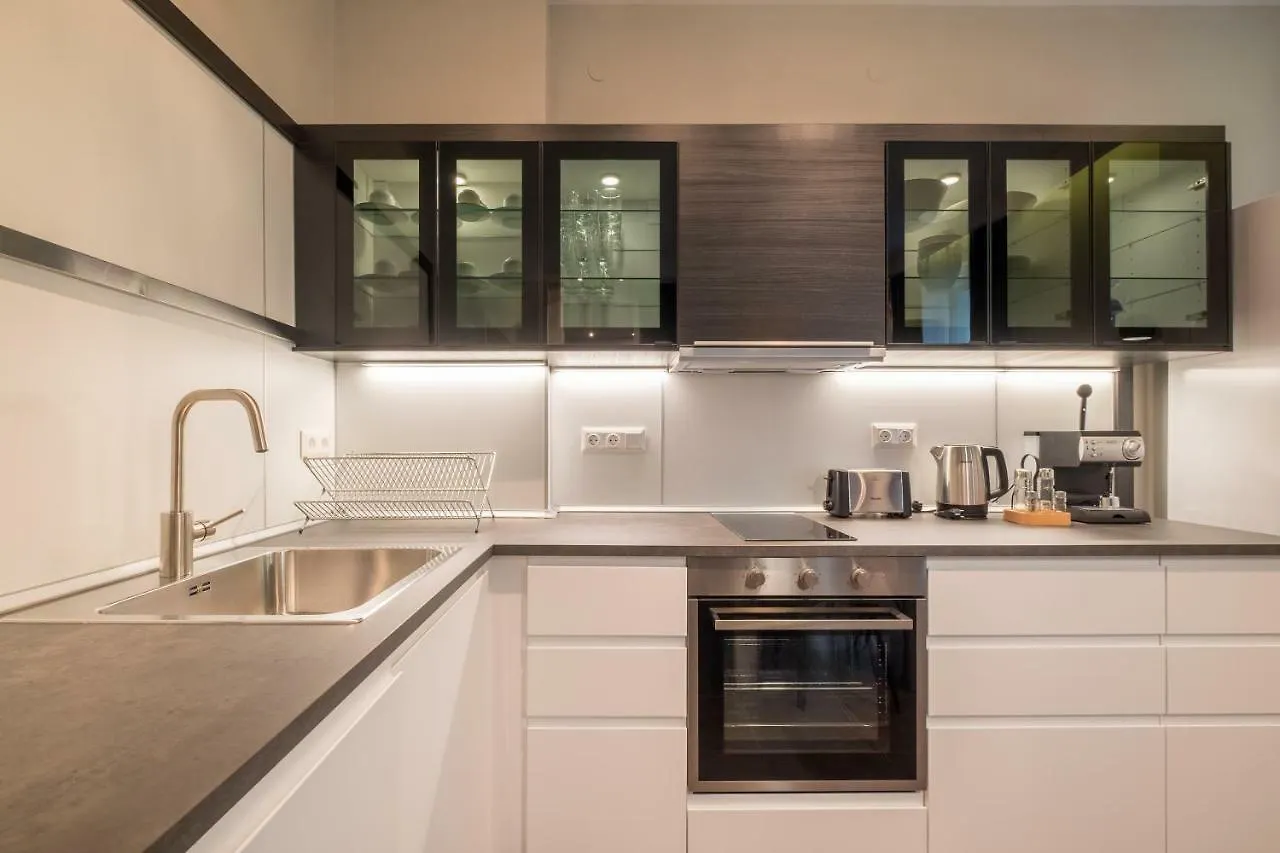 דירה סופיה Cozy 3-Bedroom With Stylish Comfort And Chic Decor