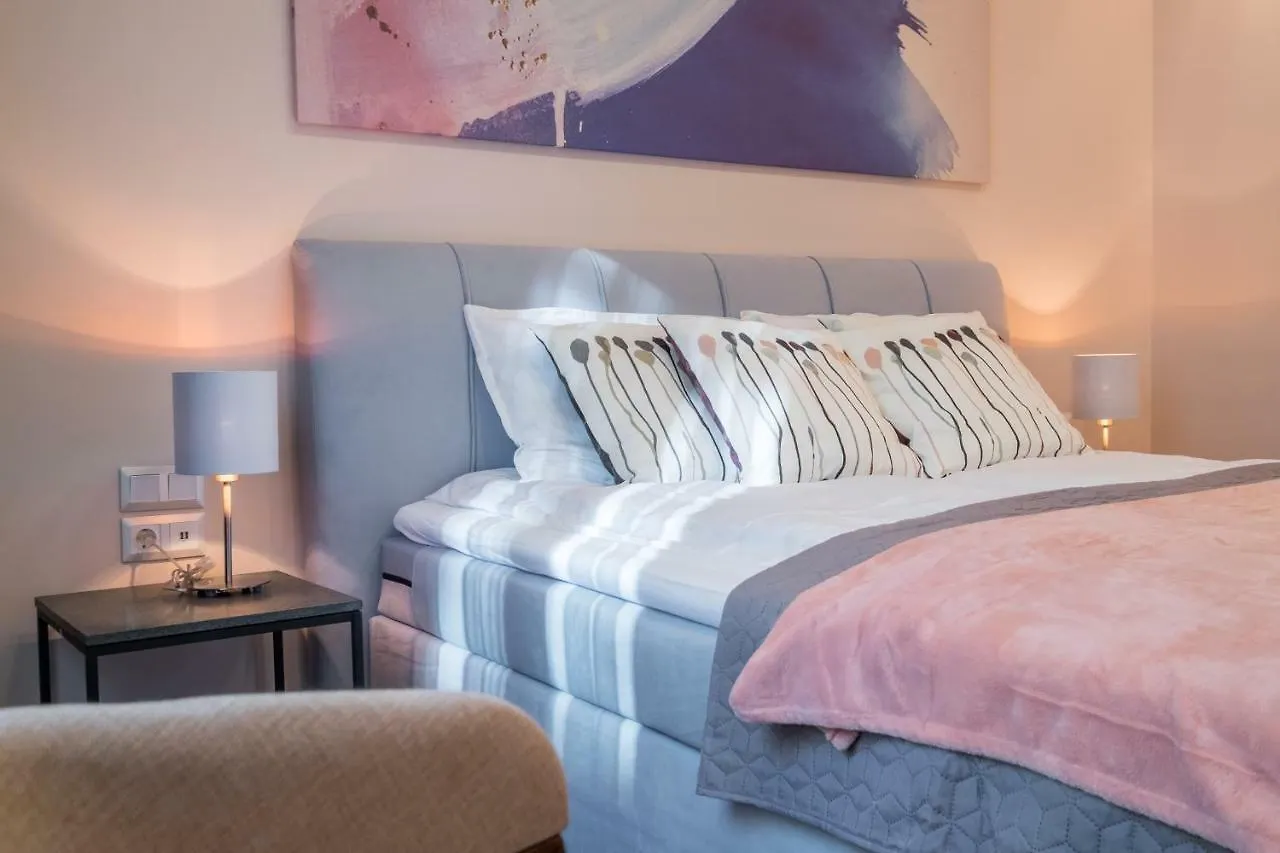 דירה סופיה Cozy 3-Bedroom With Stylish Comfort And Chic Decor