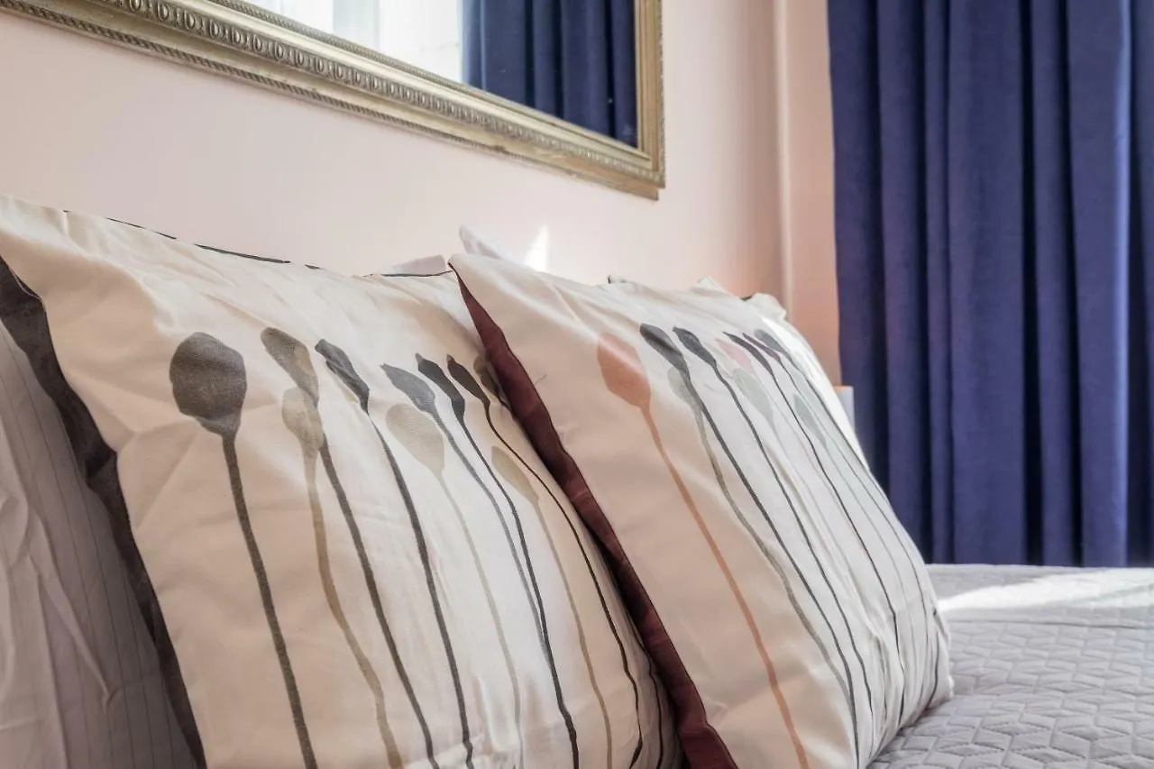 דירה סופיה Cozy 3-Bedroom With Stylish Comfort And Chic Decor